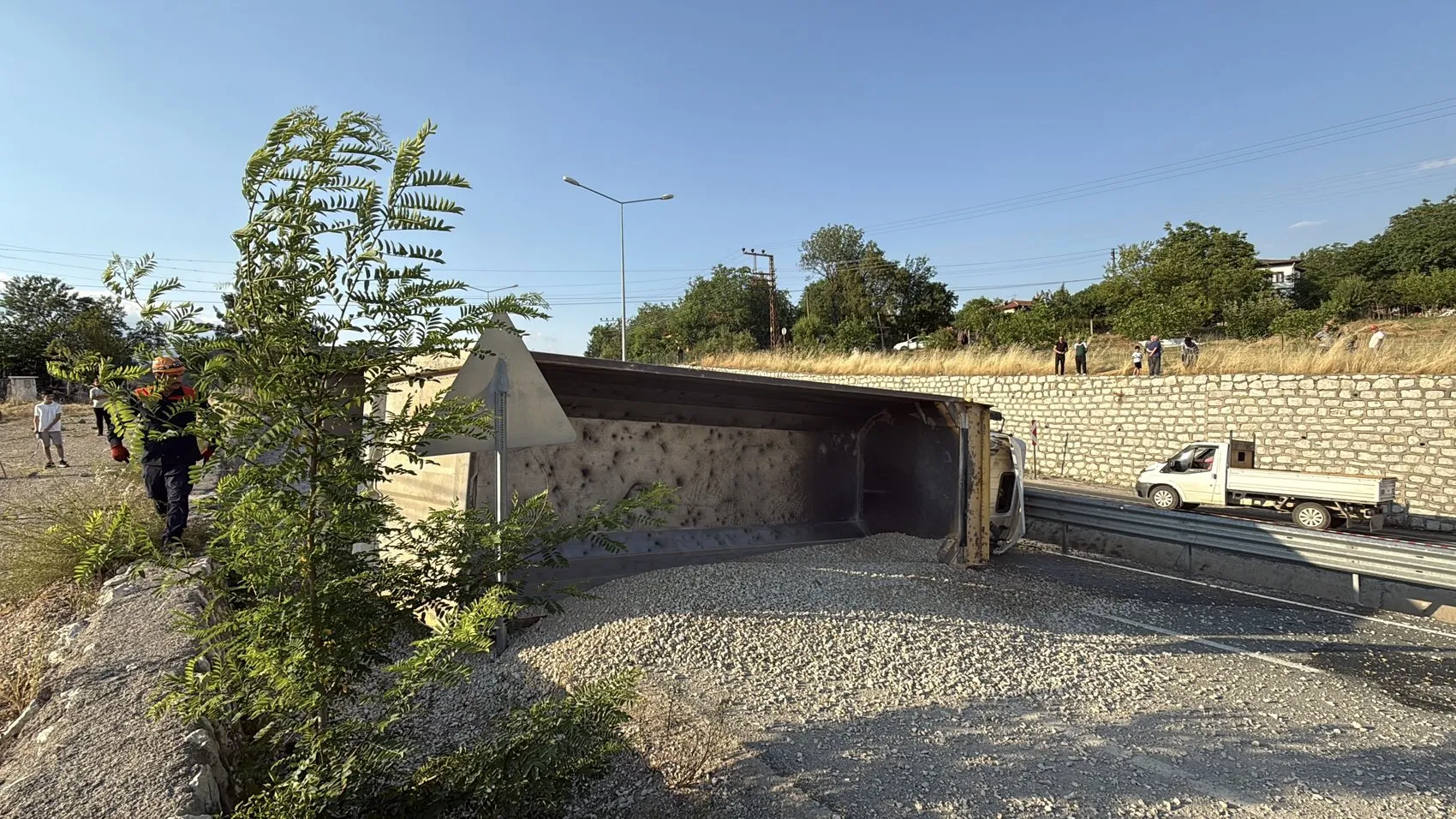 Safranbolu yolunda mıcır yüklü TIR devrilip alev aldı