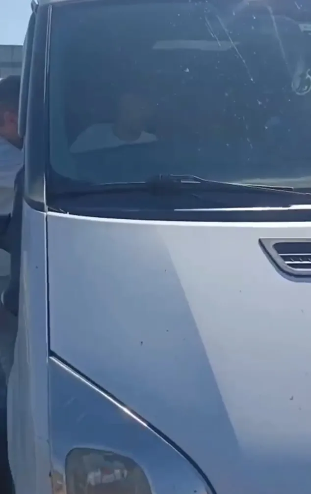 Sakarya'da kaçak göçmen taşıyan sürücüye ağır fatura