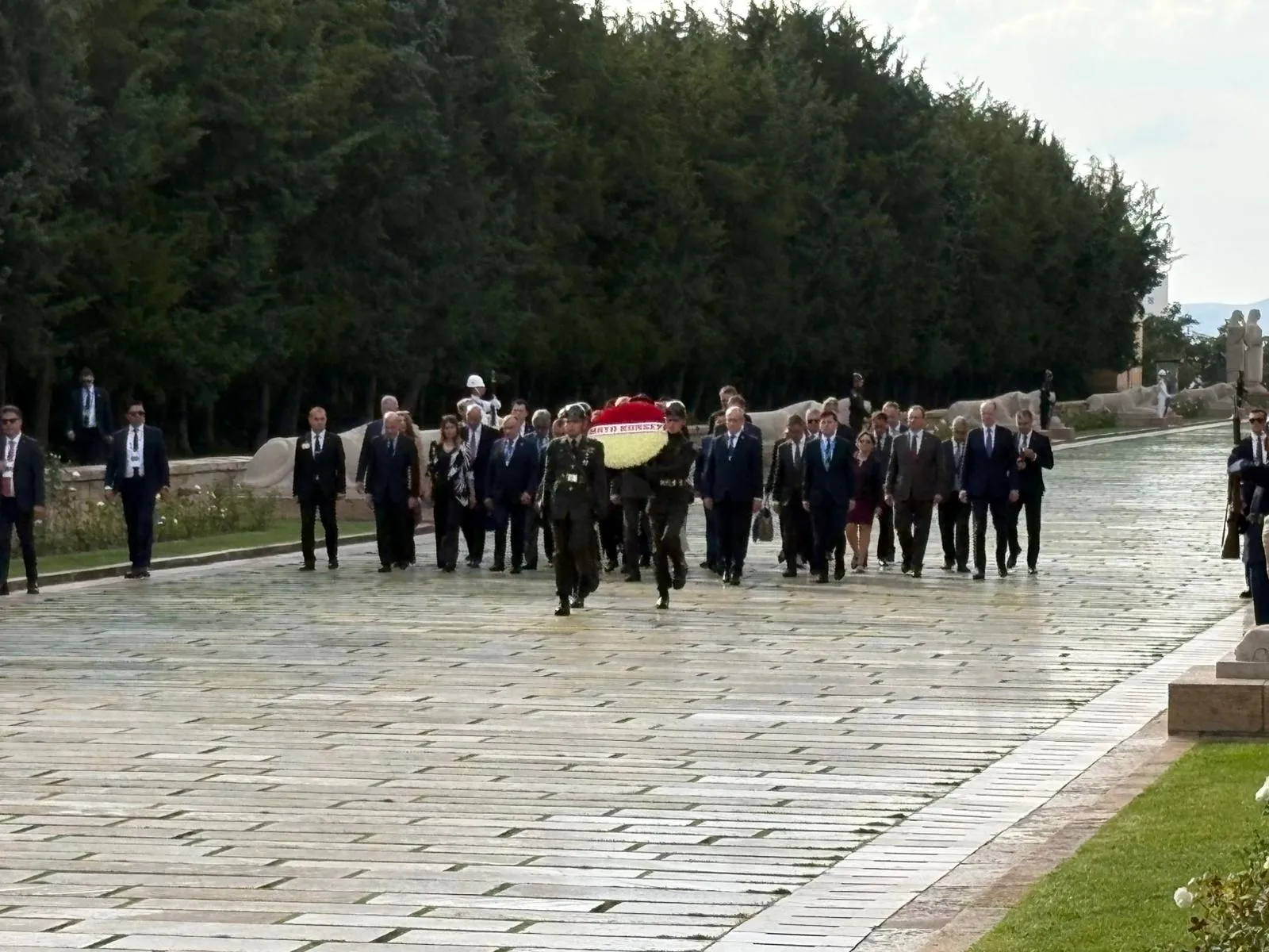 NATO heyeti Ankara zirvesi öncesi Anıtkabir’e gitti