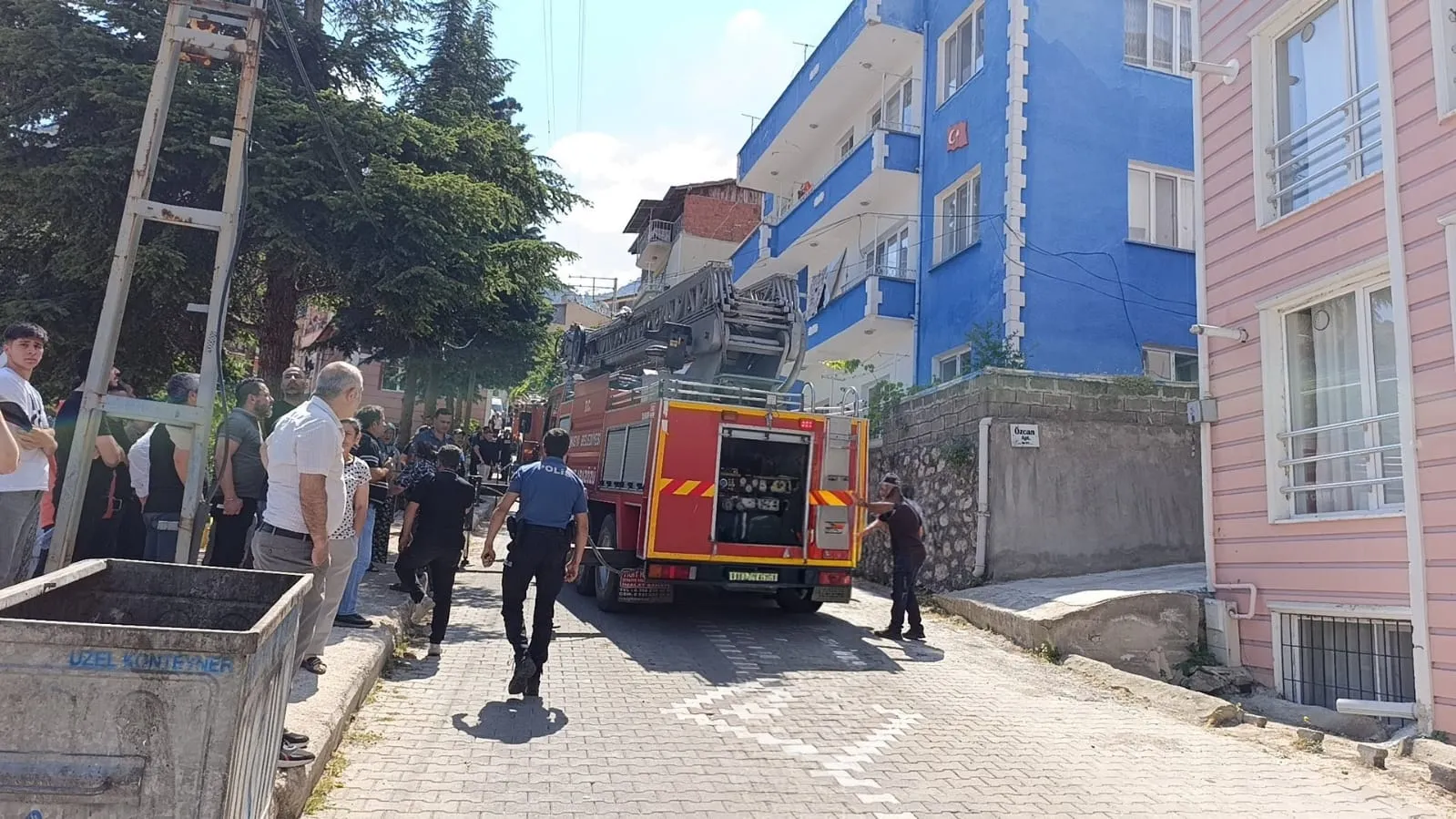 Amasya'da ahşap ev küle döndü, görme engelli kadın son anda kurtarıldı
