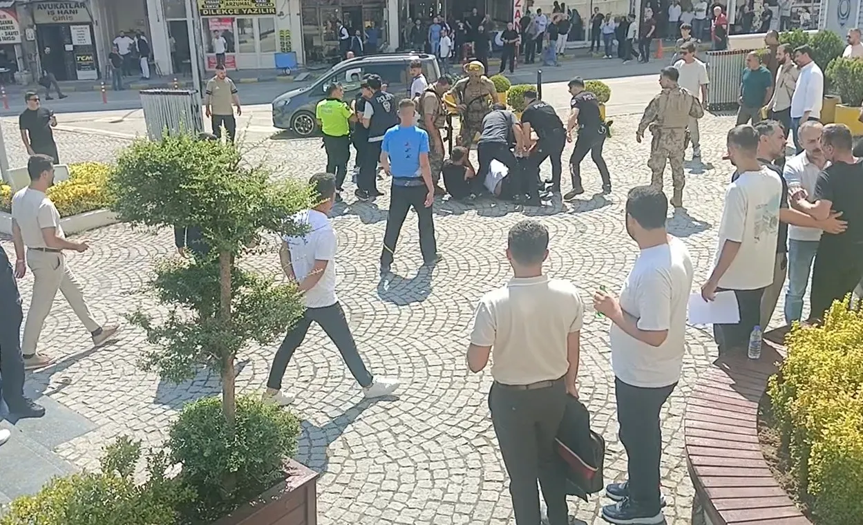 Bursa Adliyesi önünde taraflar birbirine girdi