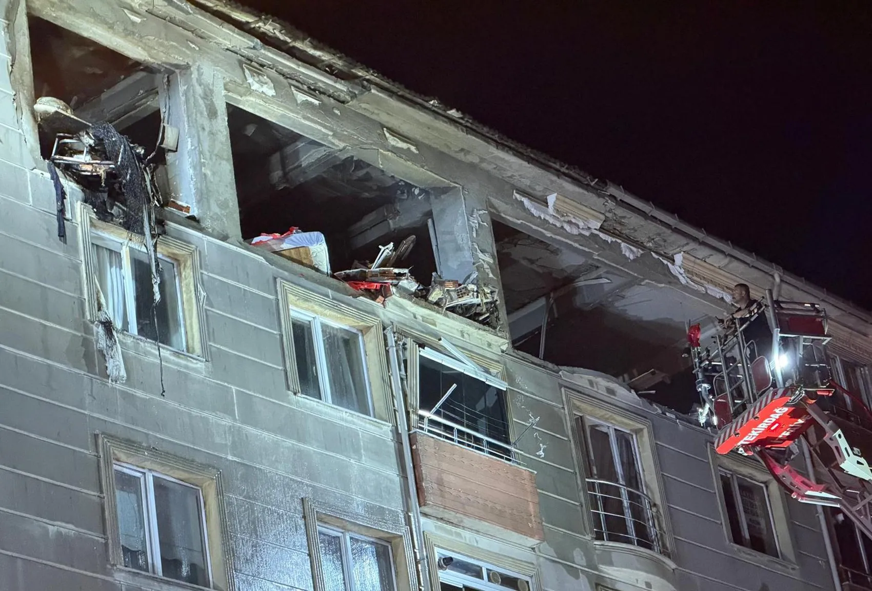 Çorlu'da apartman dairesinde patlama 2 kişi hayatını kaybetti