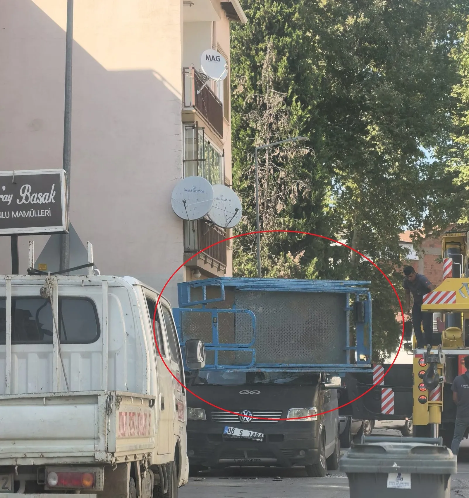 İnegöl'de nakliye asansörü park halindeki minibüsün üzerine çöktü