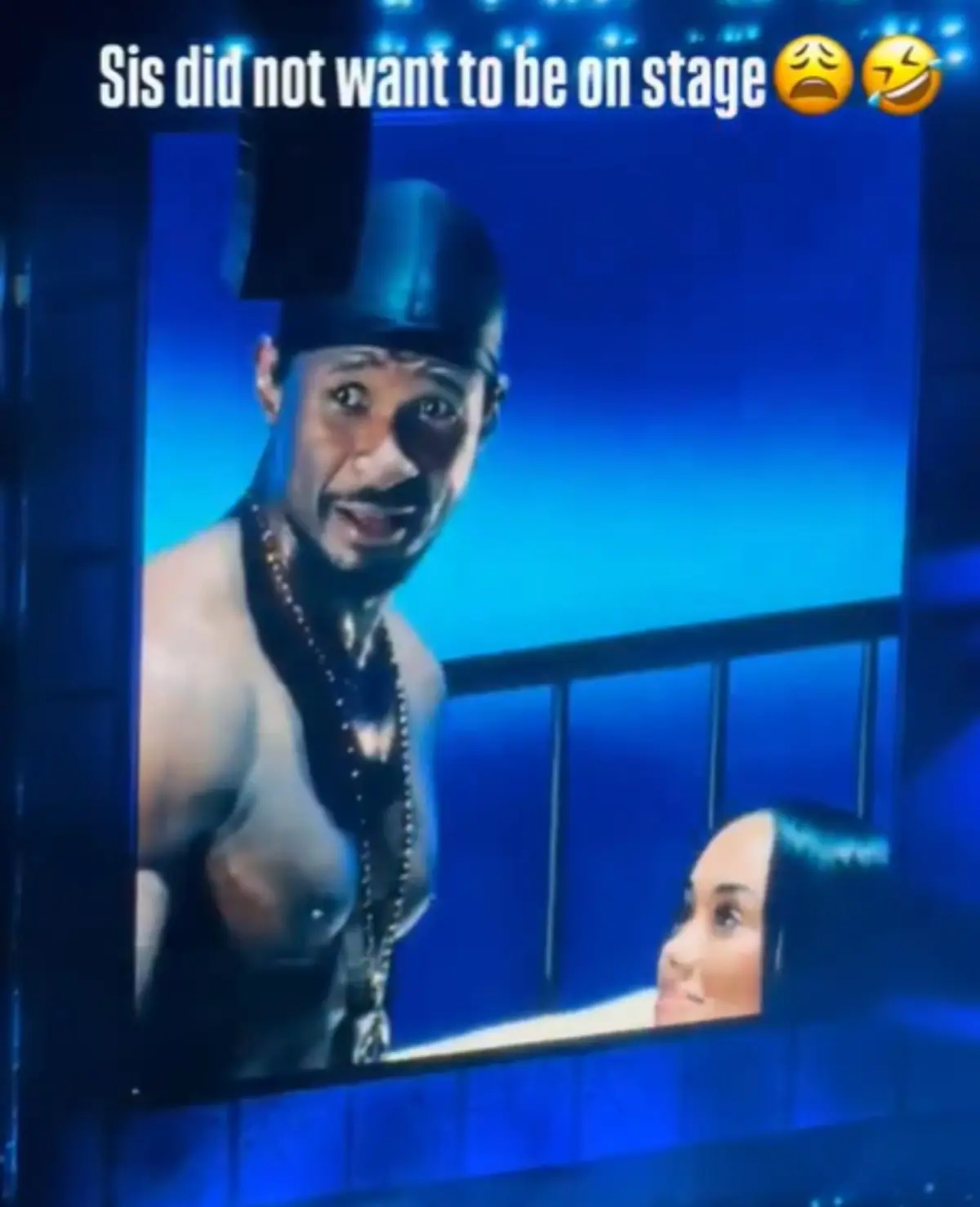 Usher kadın hayranını sahnedeki yatağa götürdü! Yakınlığını beğenmeyince... 2