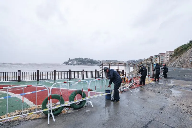 Çin kıyılarını vuran dev tayfun milyonları evinden etti