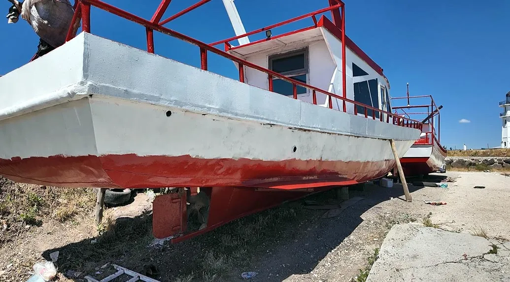 Van Gölü balıkçıları üç aylık aranın ardından ağlarını suya bıraktı