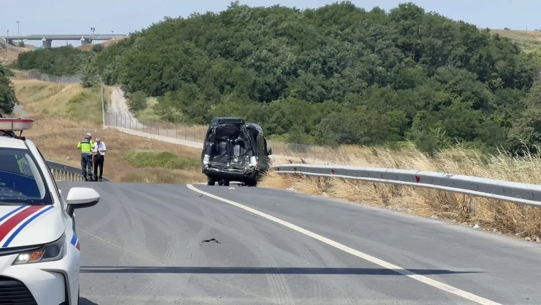 Arnavutköy yolunda hafriyat kamyonu devrildi