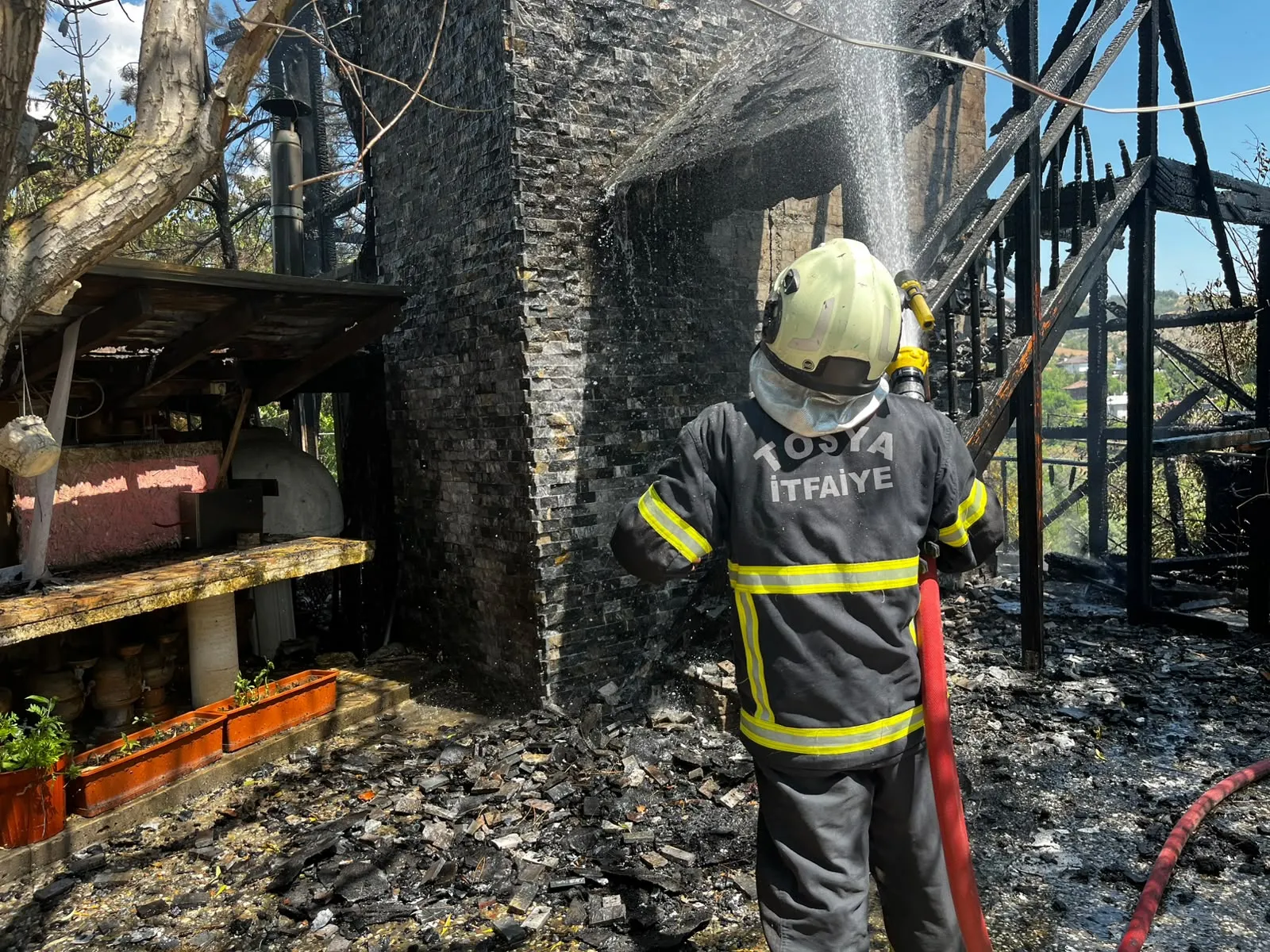 Tosya’da kır restoranı alevlere teslim oldu