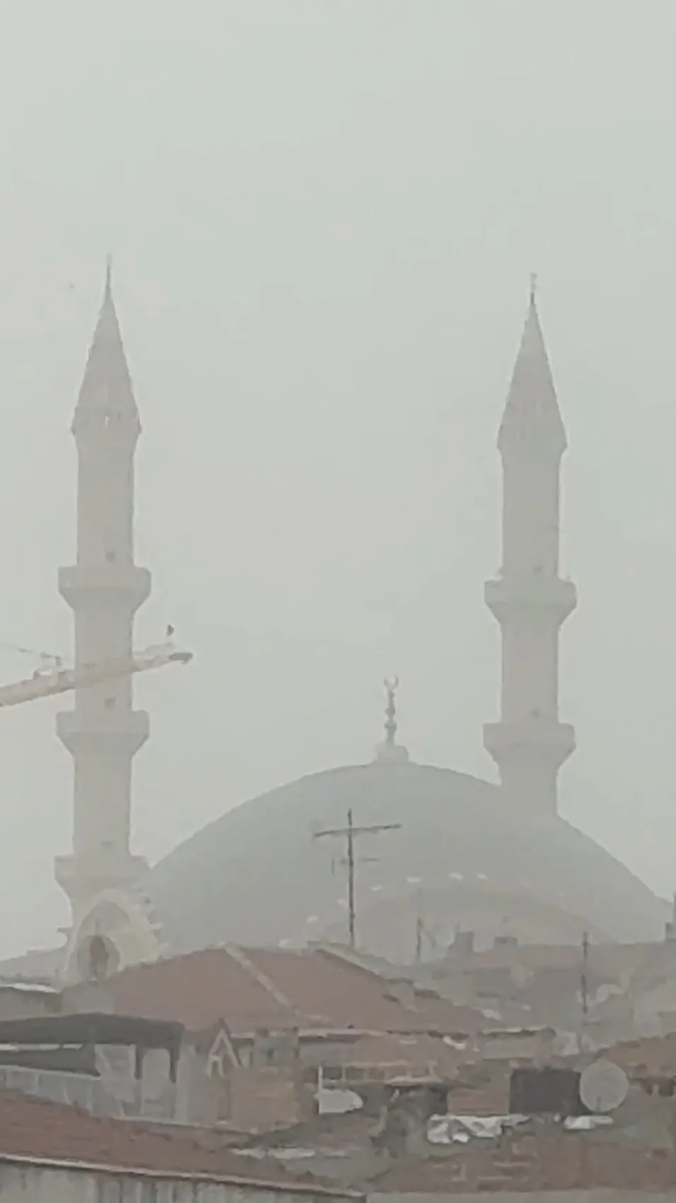 İstanbul’da sert fırtına Avcılar’ı vurdu