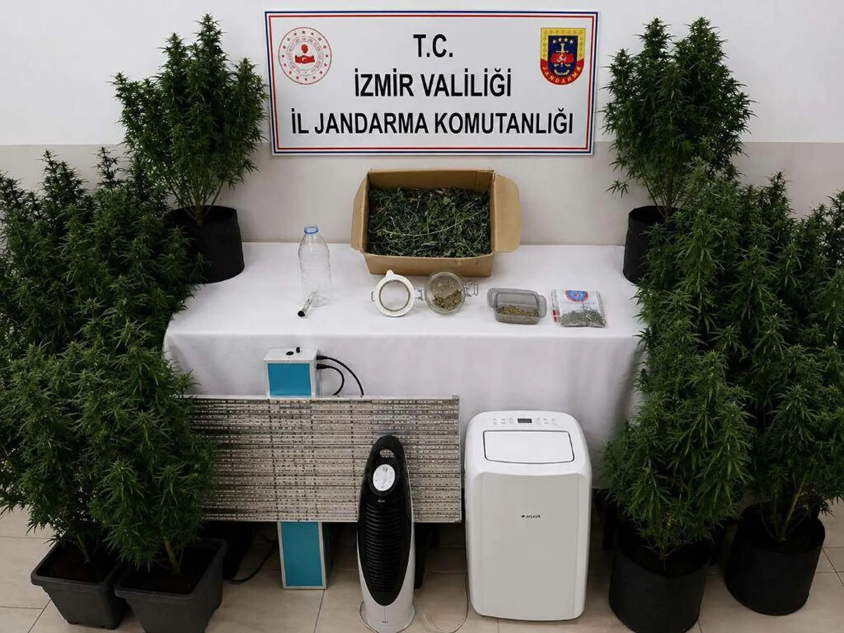 Urla'da lüks eve uyuşturucu baskını