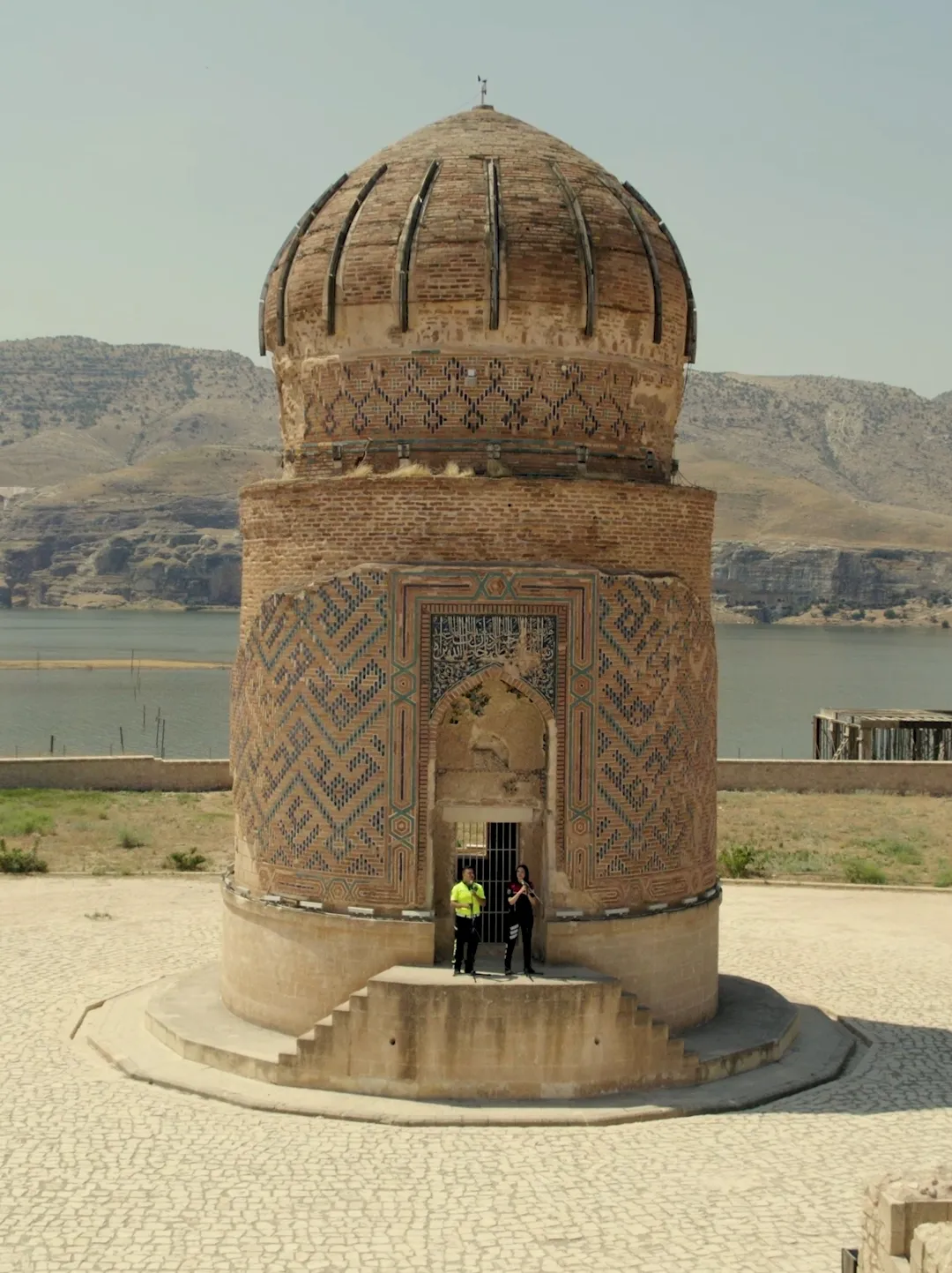 Polis ekipleri Hasankeyf’in tarihi atmosferinde türkü seslendirdi