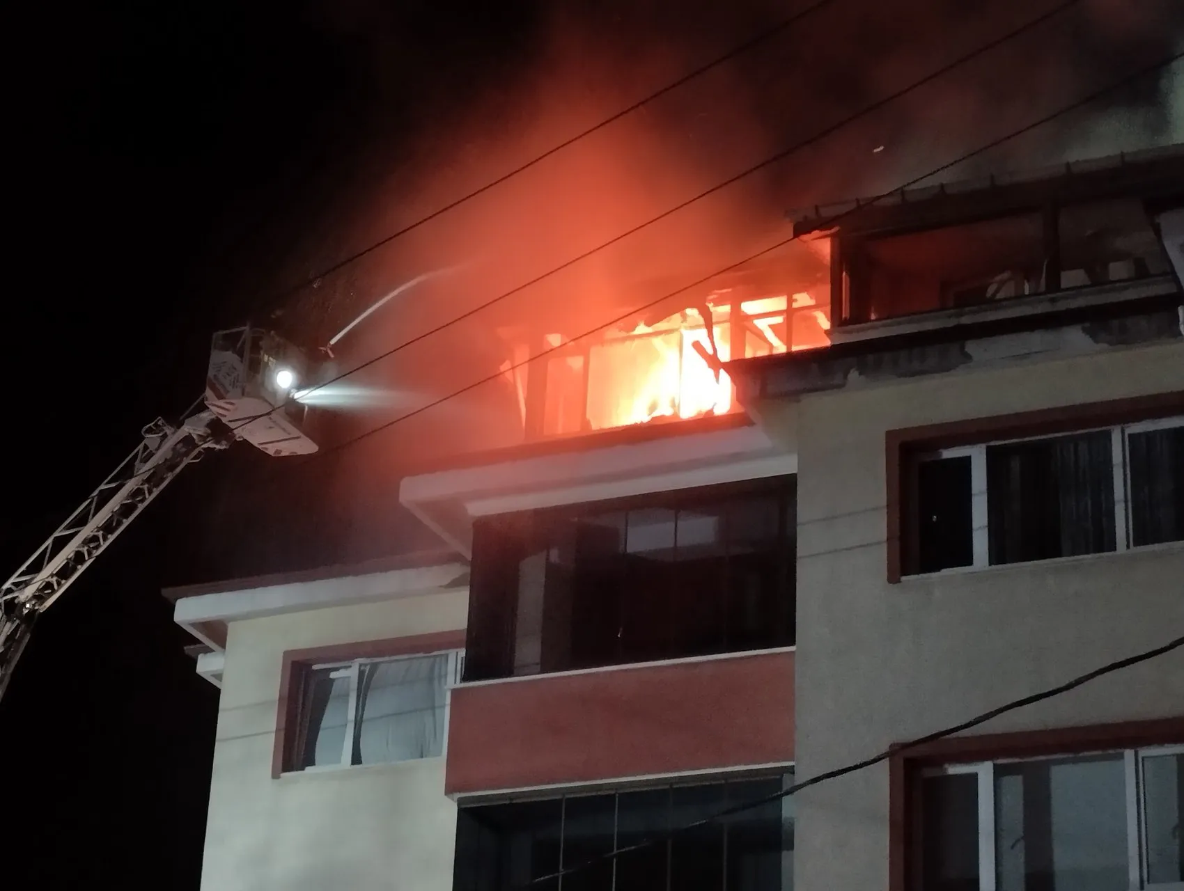 Bolu'da gece yarısı korkutan apartman yangını