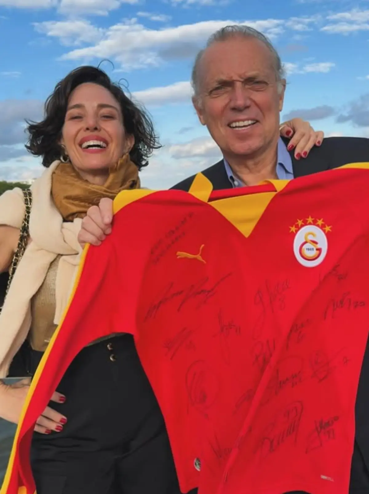 Cem Uzan aşka geldi! Yine sevgilisini paylaştı 1