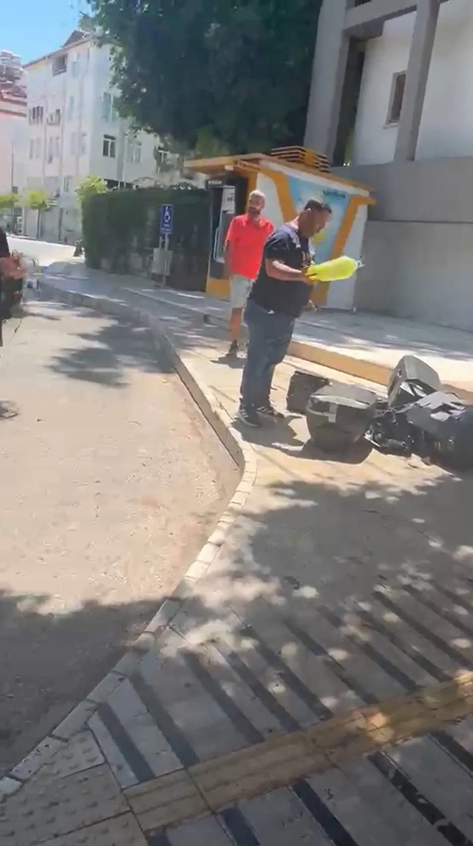 Manavgat Belediyesi önünde ses sistemi yaktı