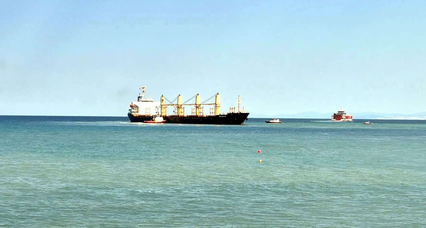 Tekirdağ açıklarında dev yük gemisi karaya saplandı