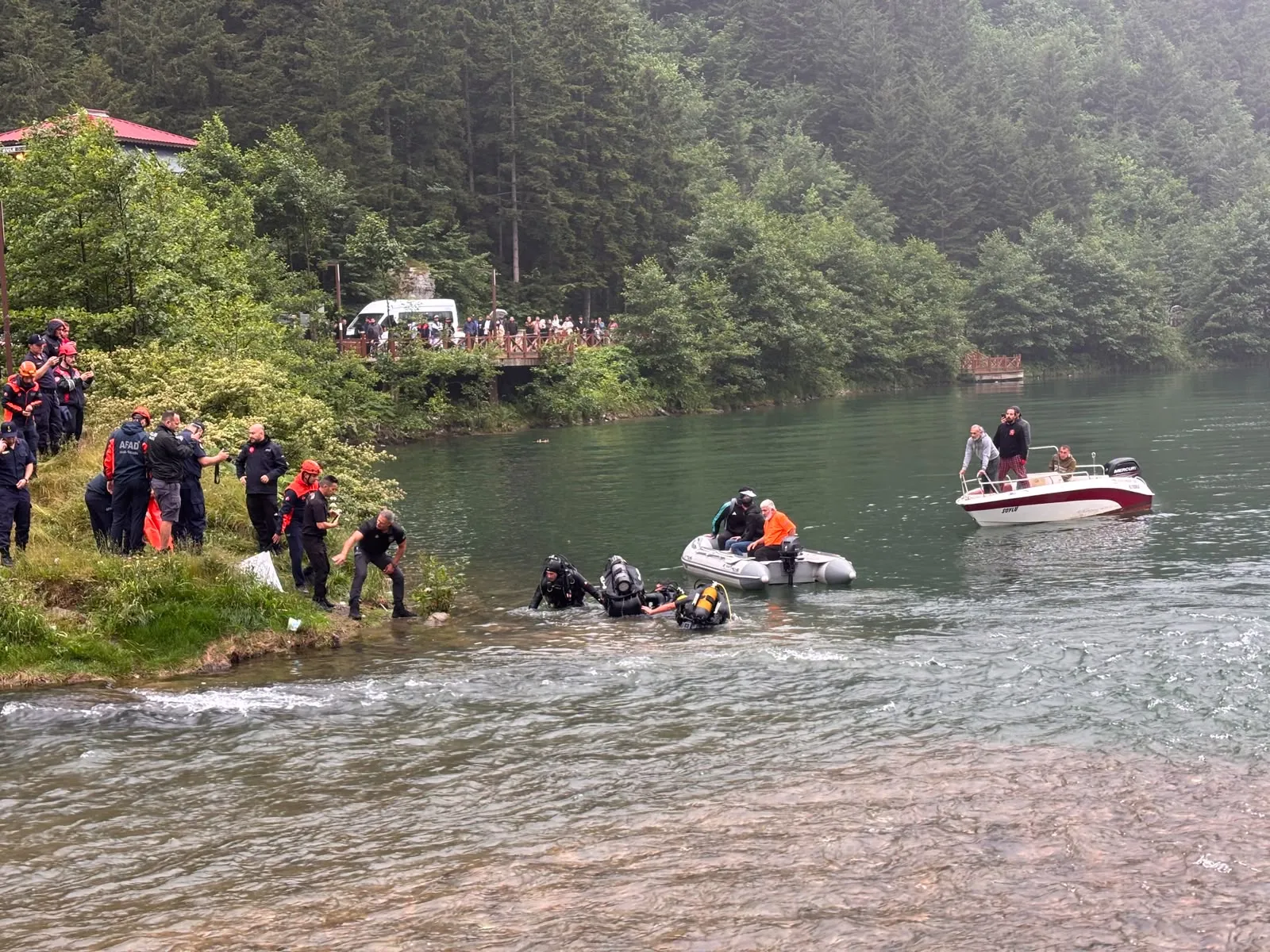 Uzungöl'de çantasını kurtarmak isteyen turist boğularak hayatını kaybetti