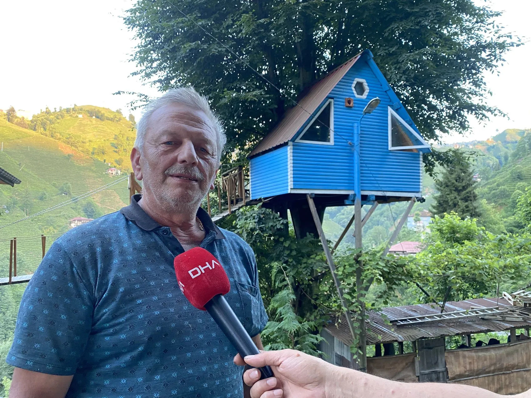 Rize’de iki kardeşin ağaç evine ulaşımı asma köprüyle sağladılar