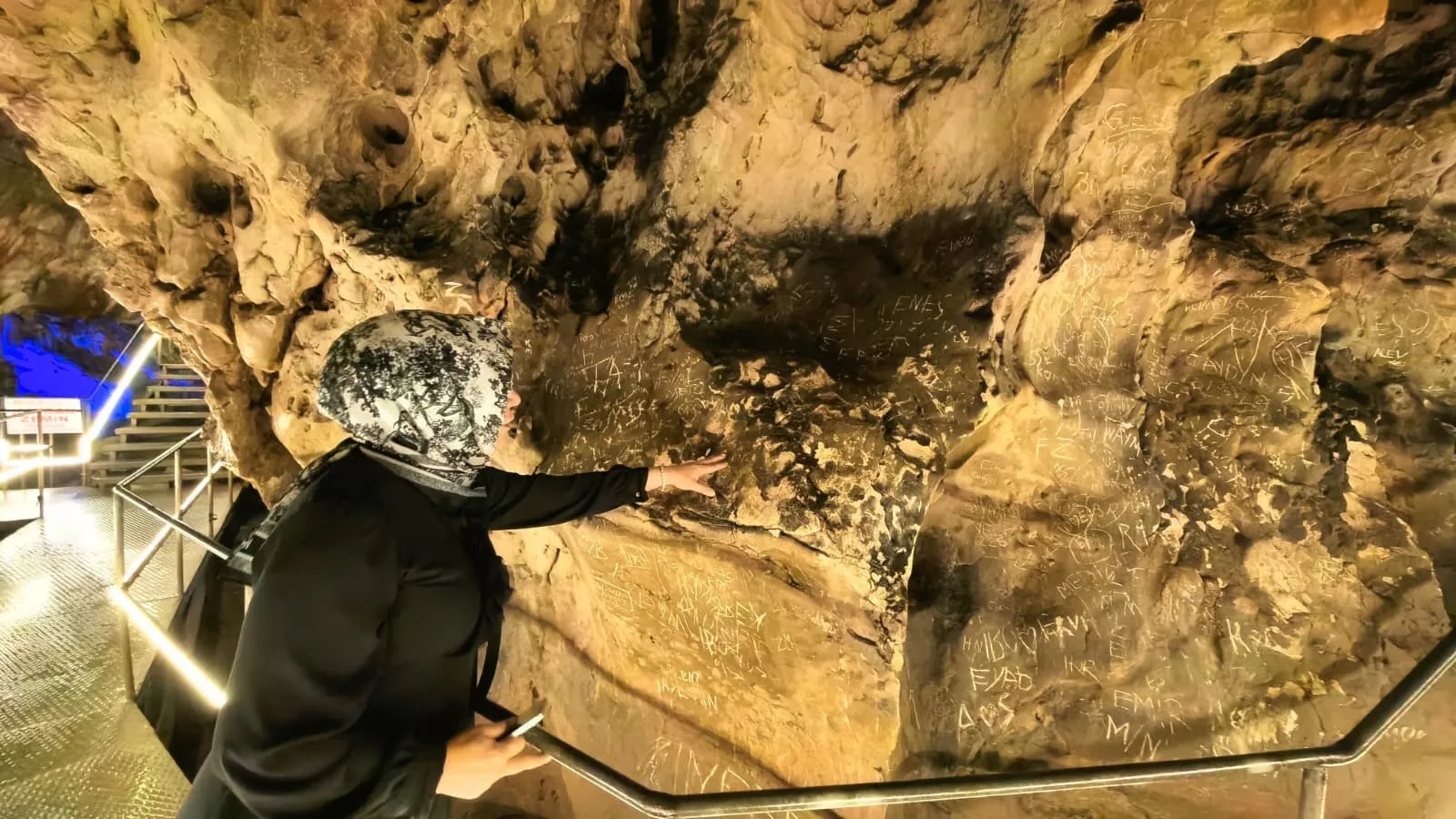 3 milyon yıllık Oylat Mağarası’na sprey boyalı saldırı
