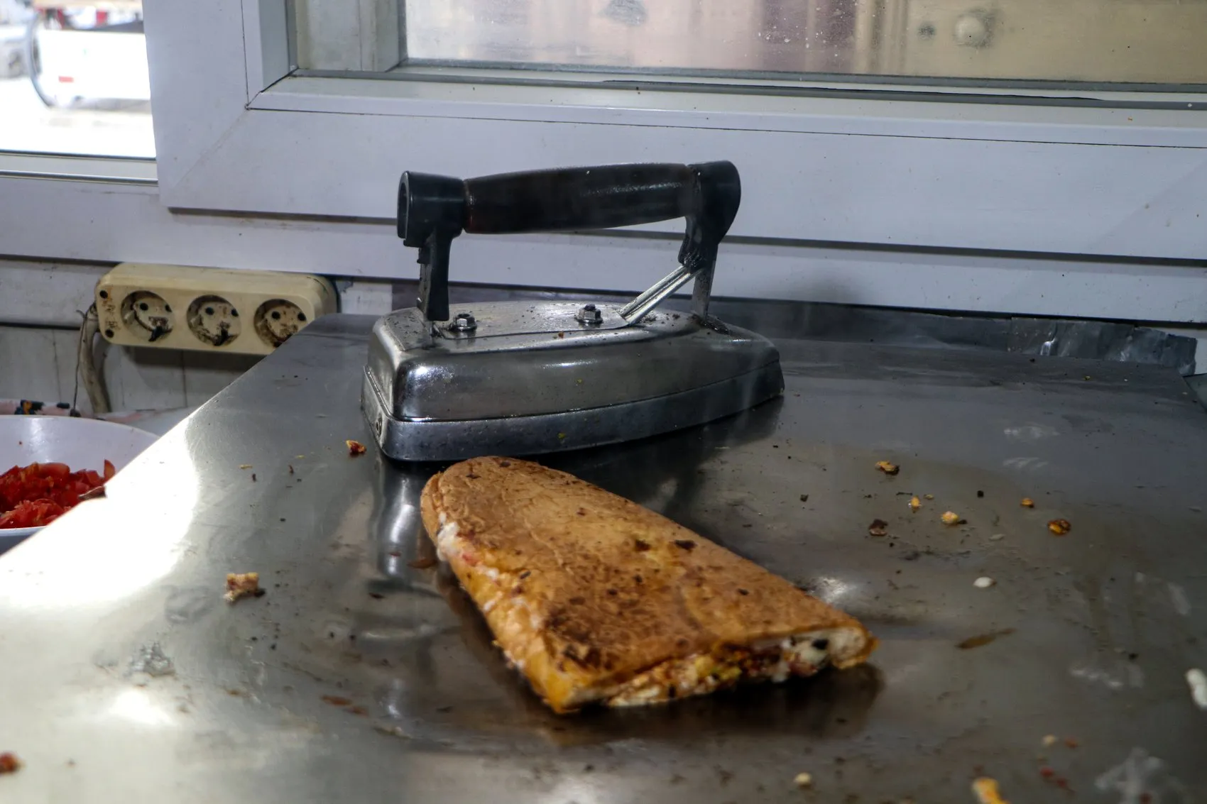 Adana'da yarım asırlık lezzet sırrı ütüyle gelen tost