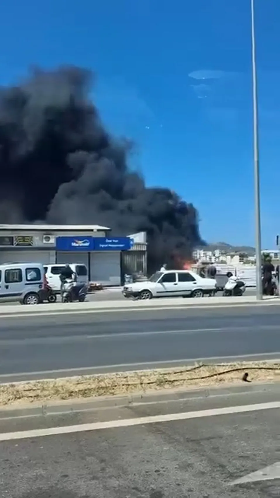 Gazipaşa’da dükkan yangını çevredeki iş yerlerine sıçradı