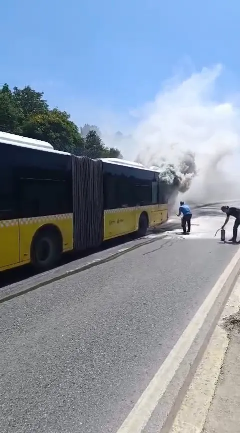 Ataşehir’de yolcu otobüsü yolda alev aldı