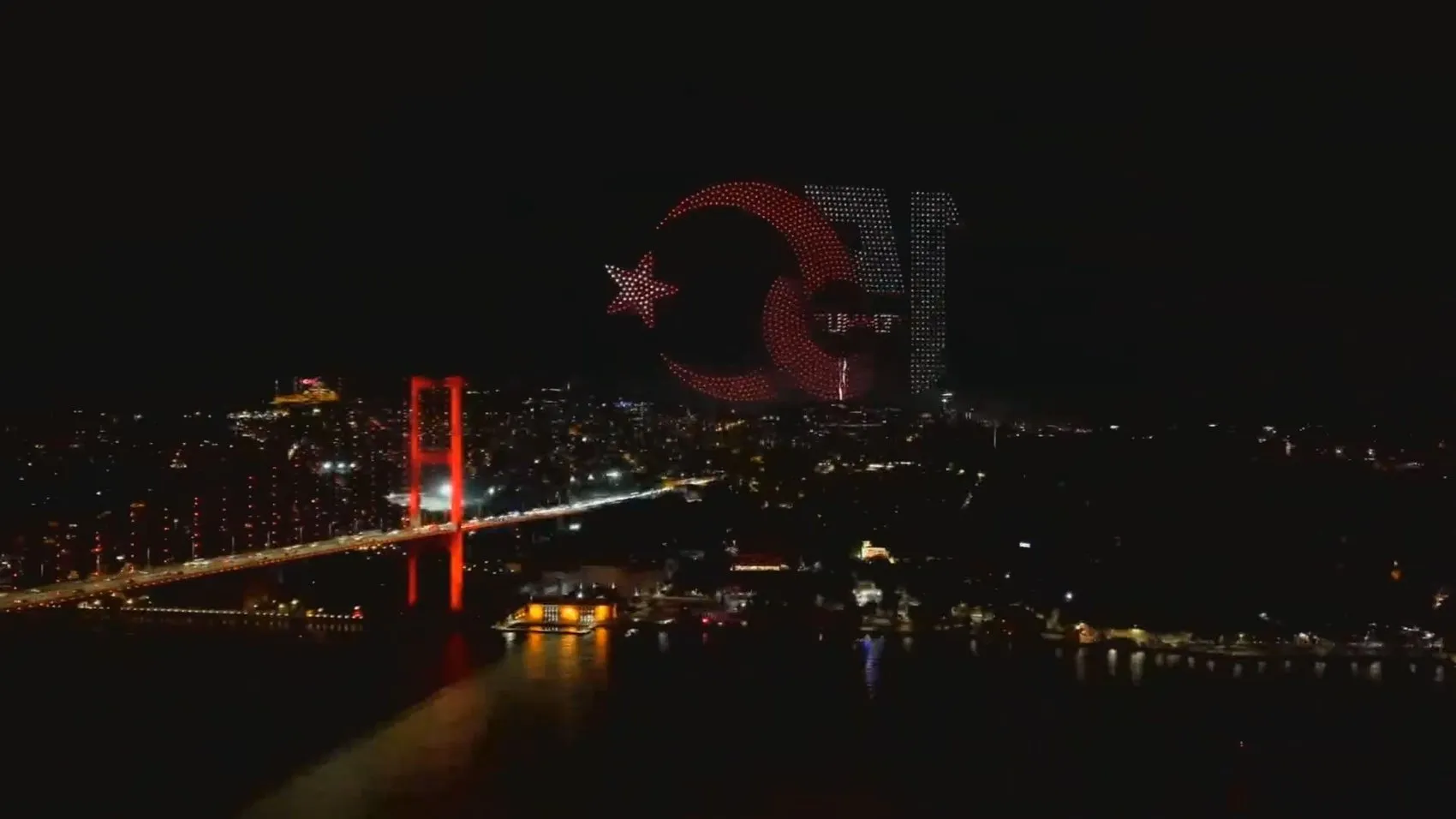 15 Temmuz anması için köprüde dronlar gökyüzünü süsledi