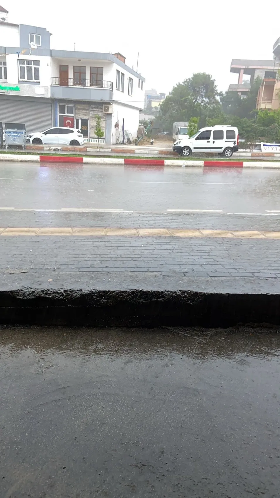 Kadirli'de akşam saatlerinde etkili olan fırtına hayatı felç etti