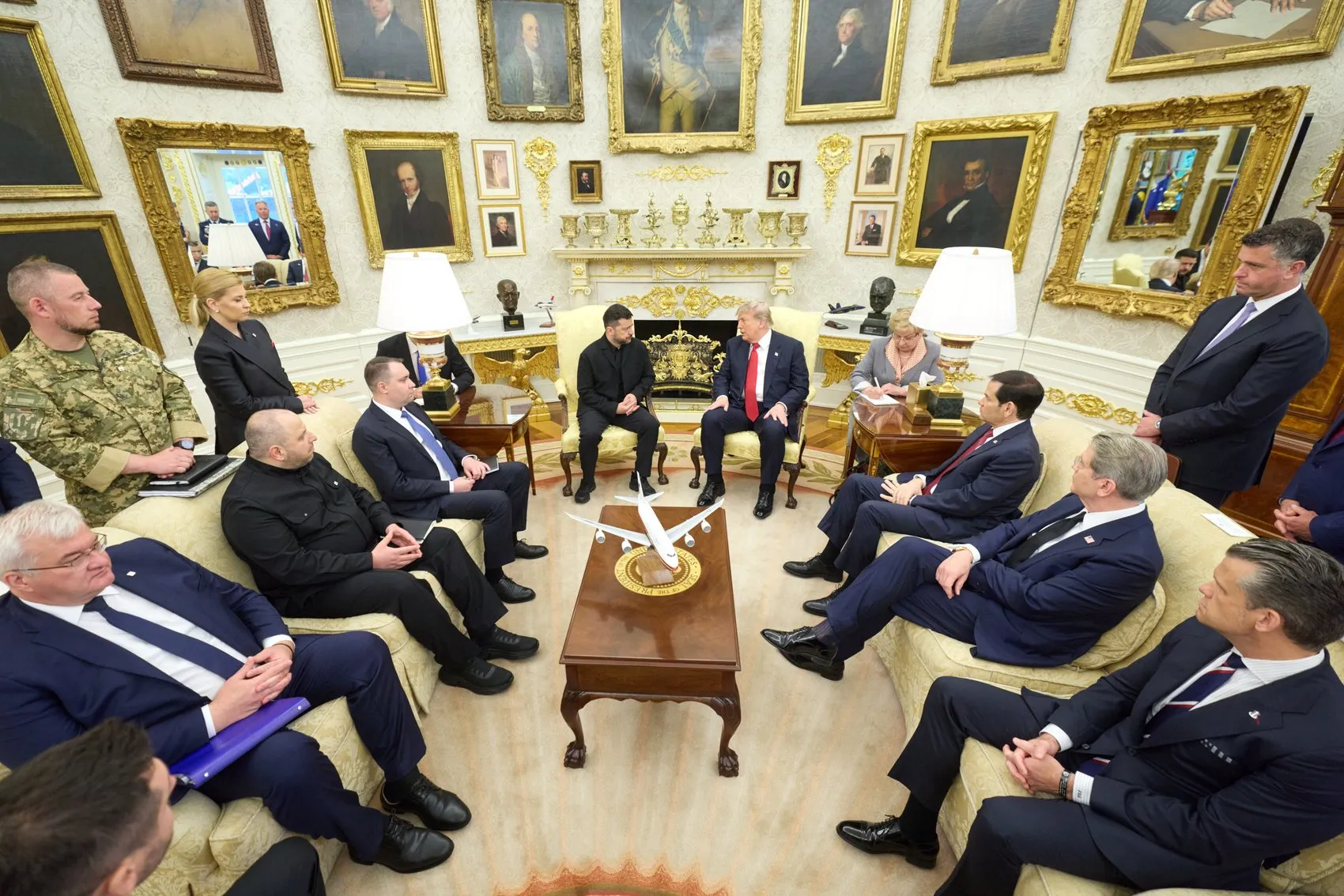Trump ve Zelenskiy Beyaz Saray'da masaya oturdu