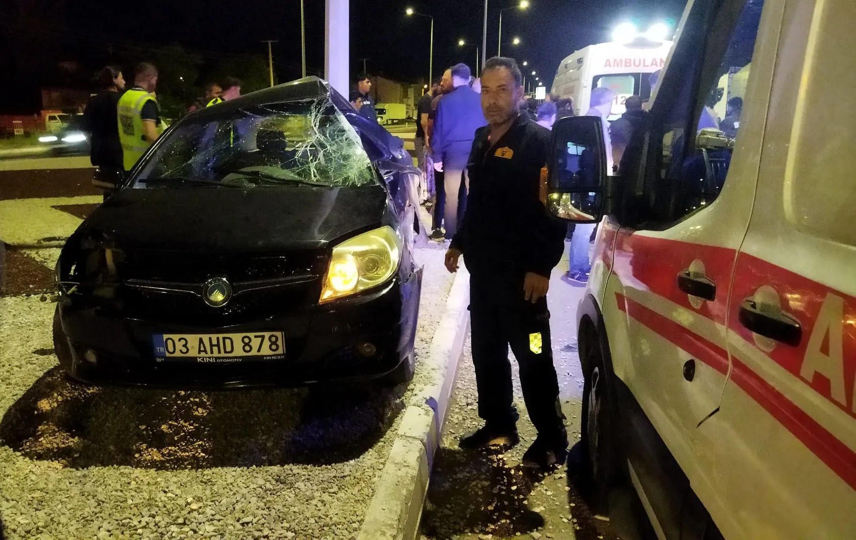 Afyonkarahisar’da gece yarısı otobüs ve otomobil çarpıştı