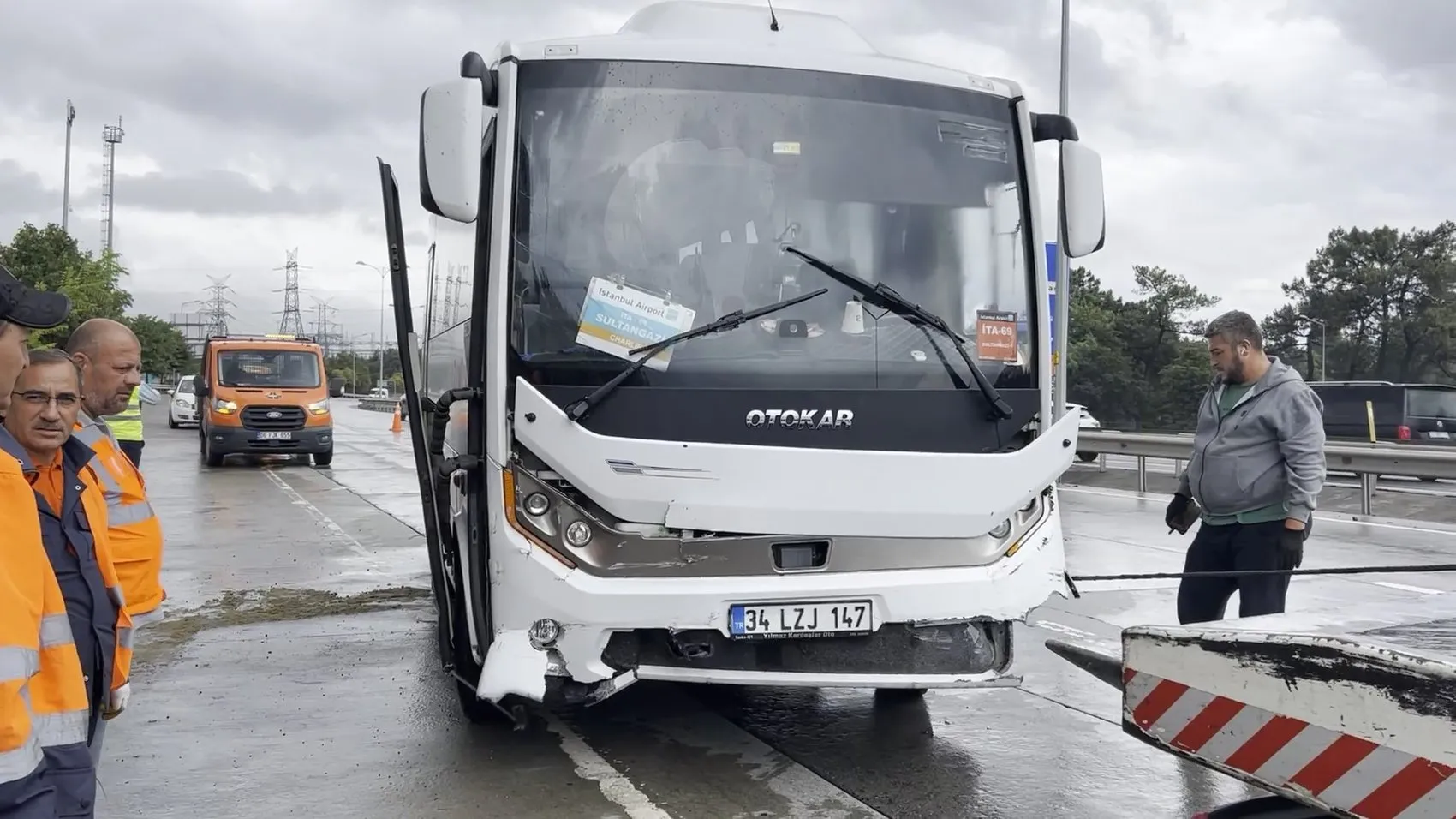 İstanbul Havalimanı servis aracı bariyerlere girdi