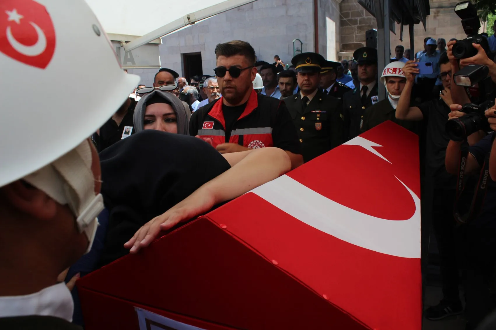 Aksaray şehidini binlerce kişiyle son yolculuğuna uğurladı