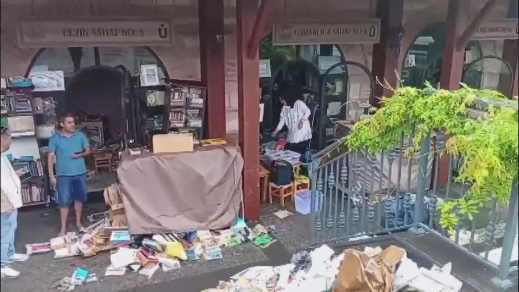 Üsküdar'da sağanak yağış tarihi çarşıyı vurdu