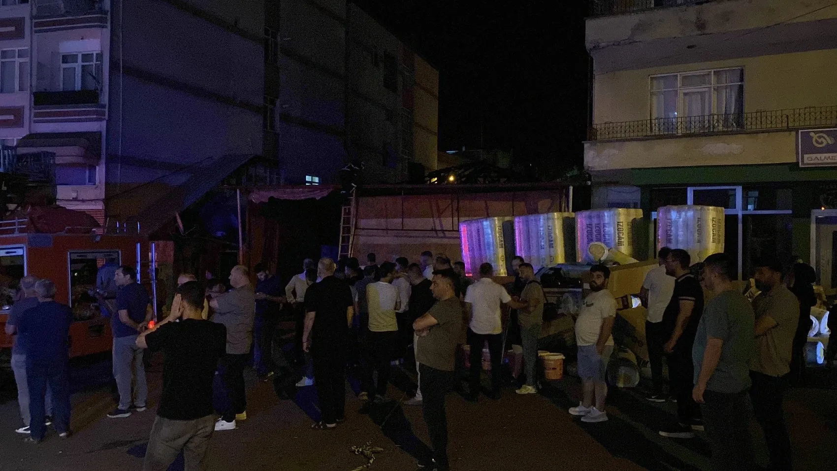 Tekkeköy’de boya deposunu alevler sardı