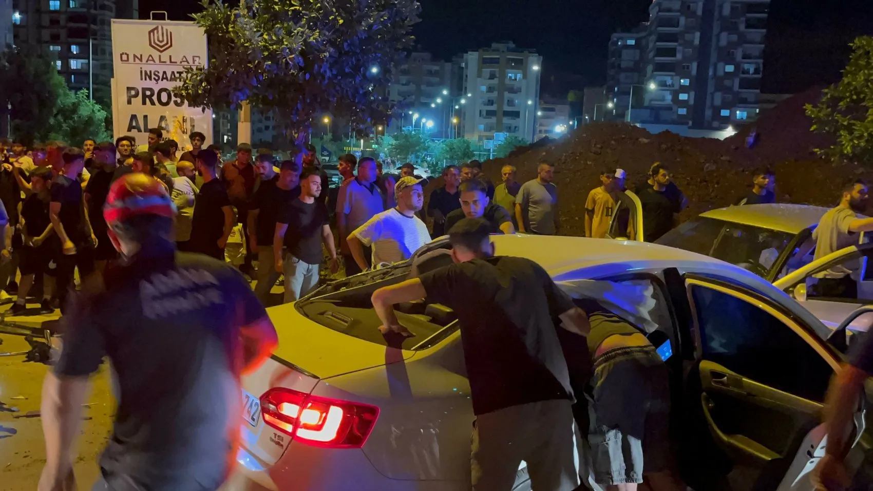 Adana Kozan'da üç araç birbirine girdi