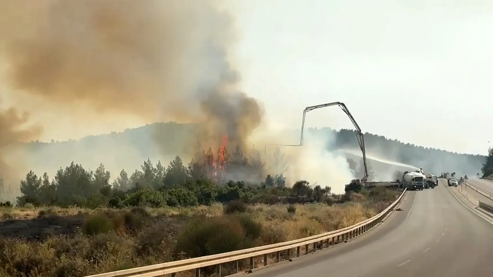 Antalya yangınlarla boğuşuyor Kumluca'da 50 hane tahliye edildi