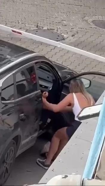 Kadıköy rıhtımda iki kadının kavgası cep telefonuyla görüntülendi