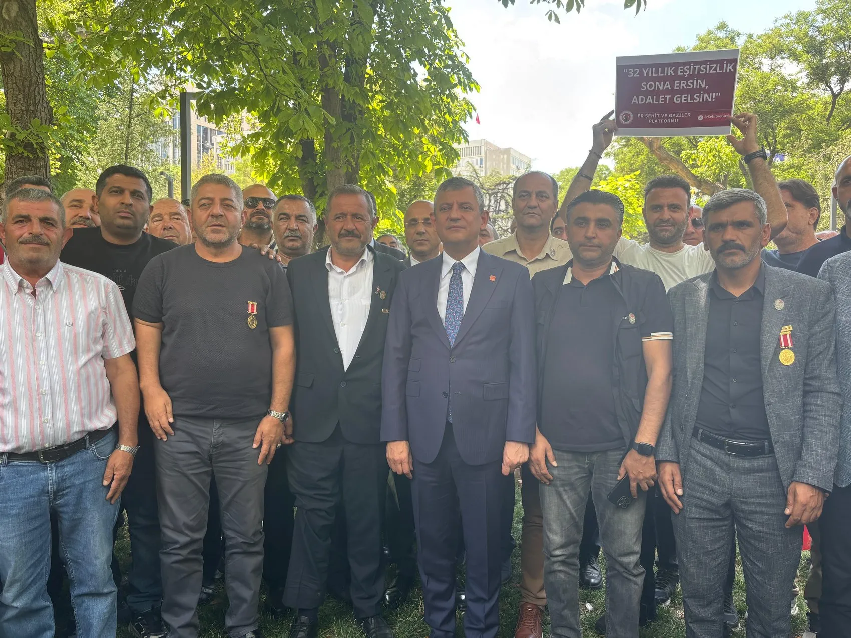 Özgür Özel'den er şehit ve gazi yakınlarına destek çağrısı