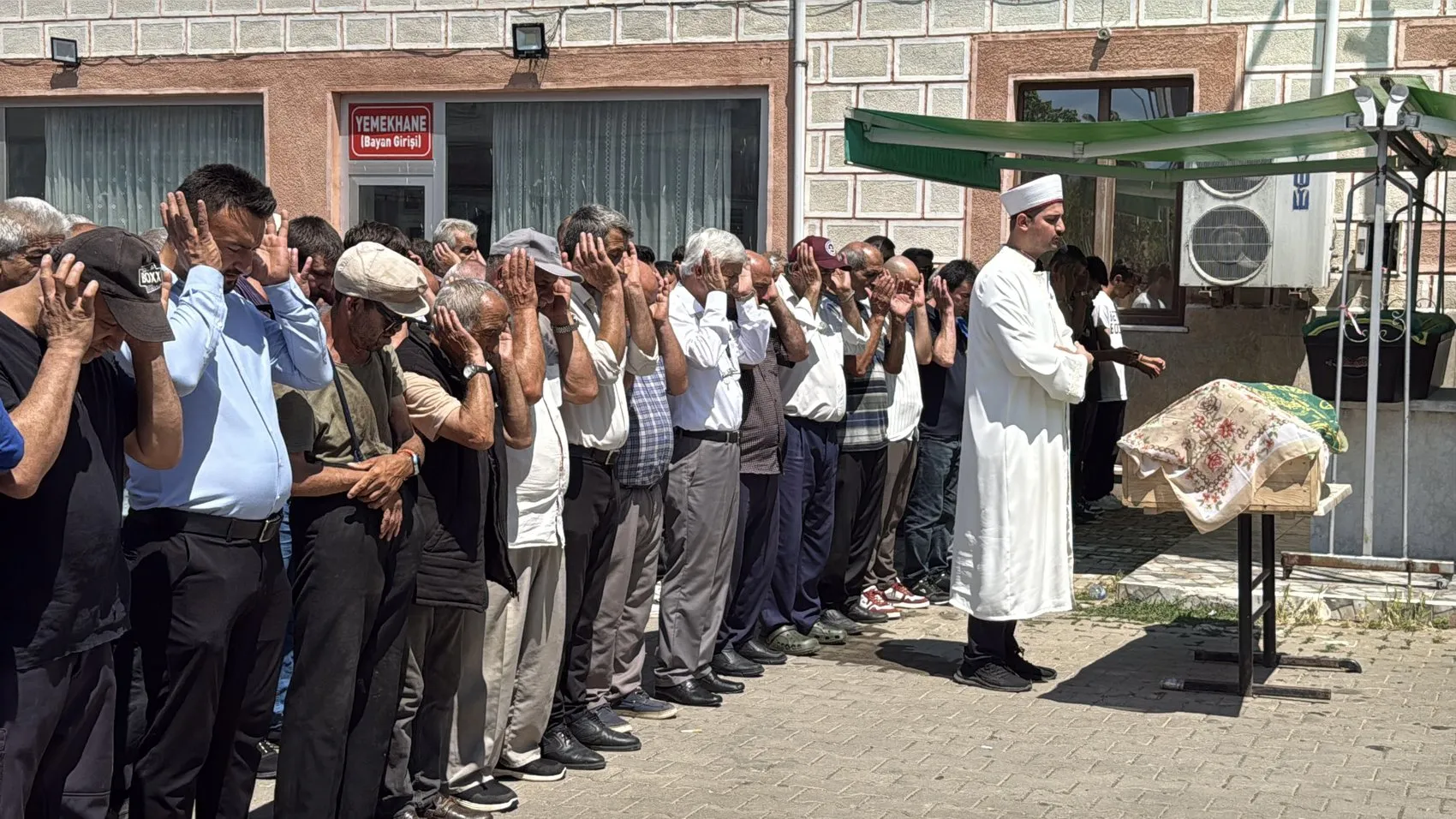 Safranbolu’da feci kazada hayatını kaybeden çift son yolculuğuna uğurlandı