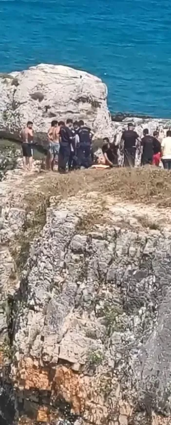 Kandıra'da yasak dinlemedi dalgalara kapılıp kayalıklara sıkıştı