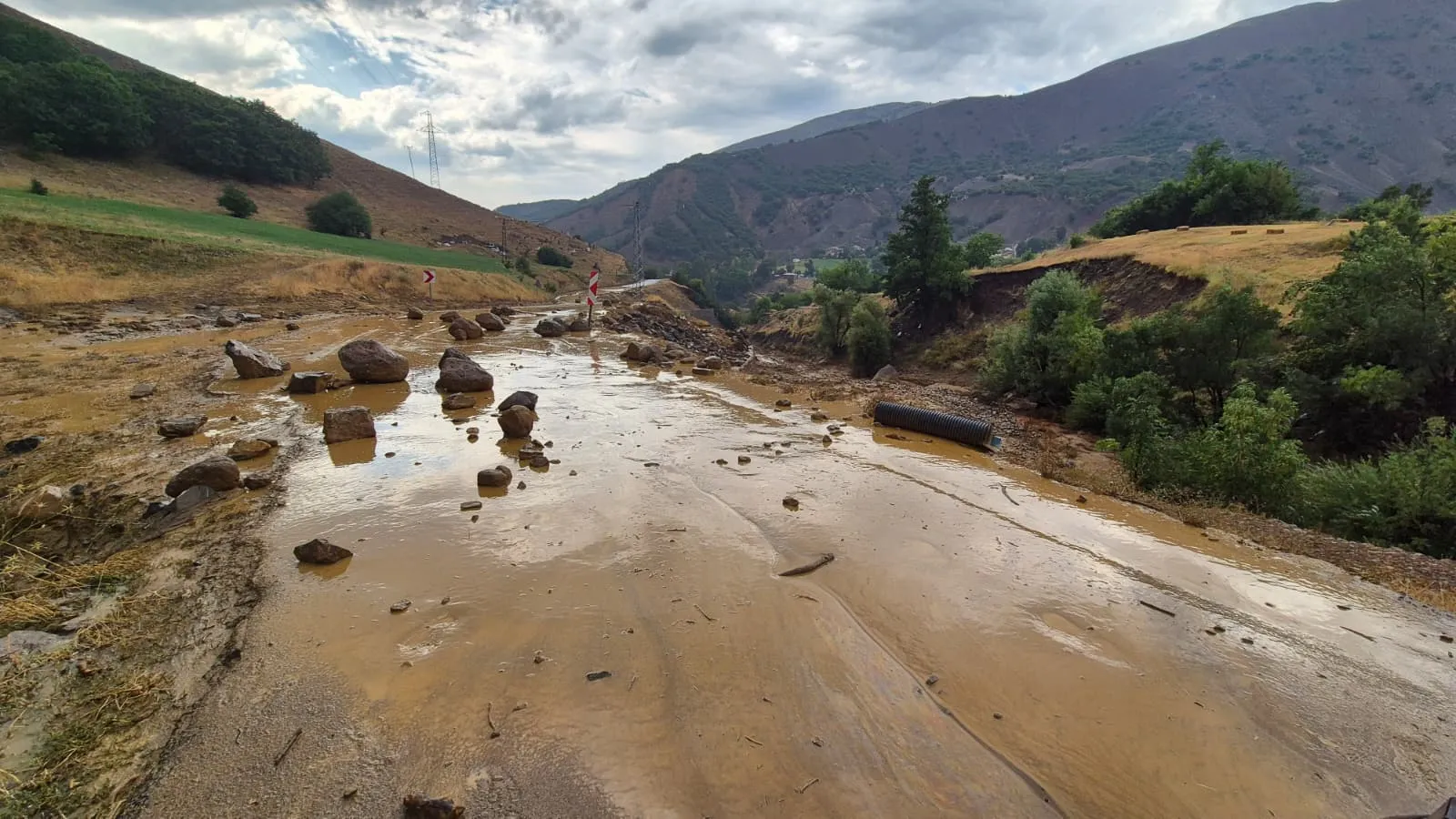 Bingöl'de şiddetli yağış yolu trafiğe kapattı