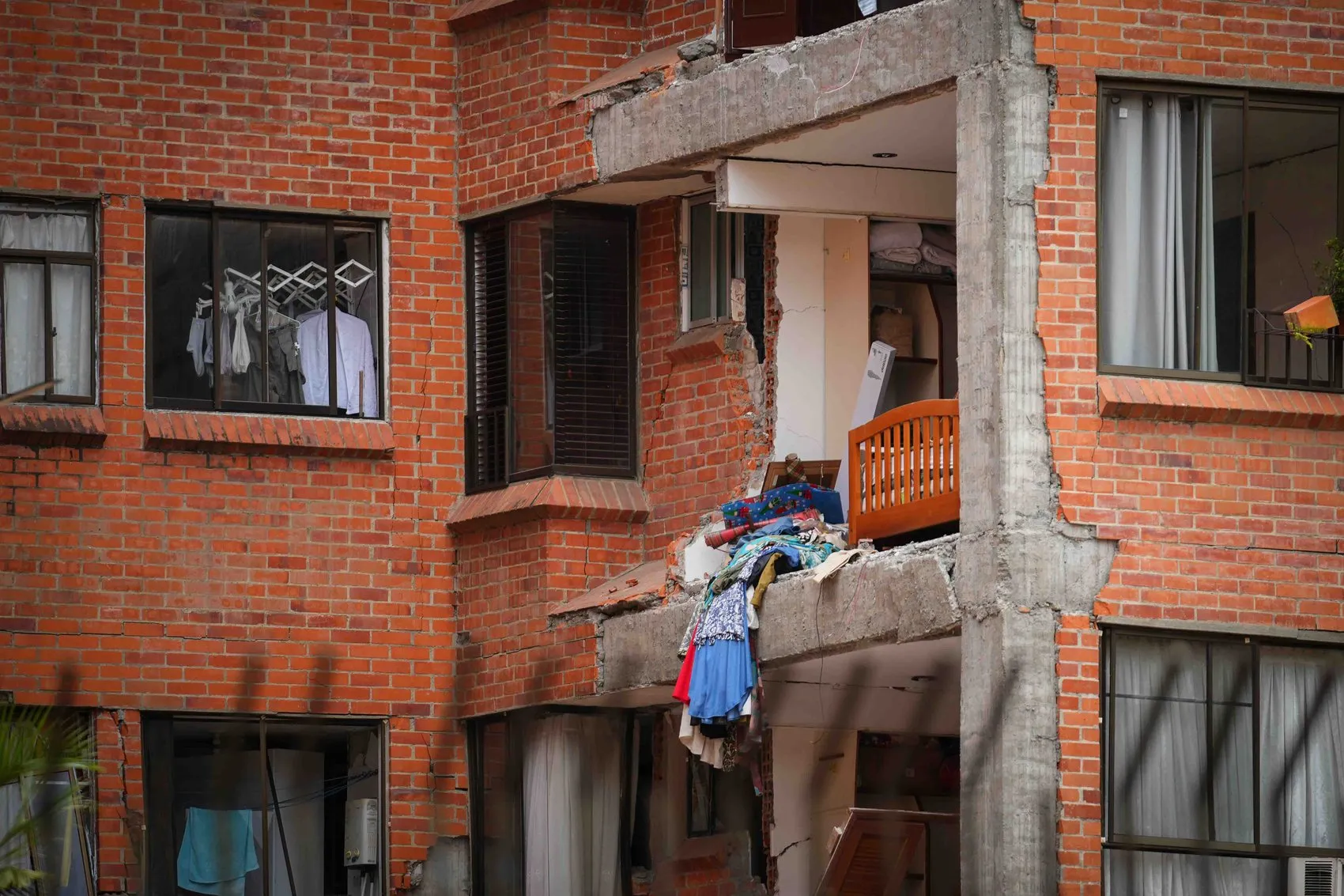 Kolombiya 7.4 büyüklüğündeki depremin yaralarını sarmaya çalışıyor