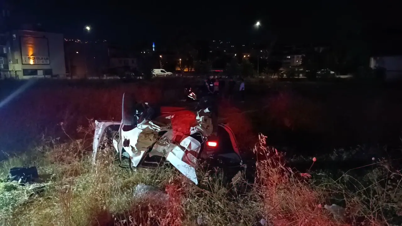 Gece yarısı kontrolden çıkan otomobil takla attı 5 yaralı