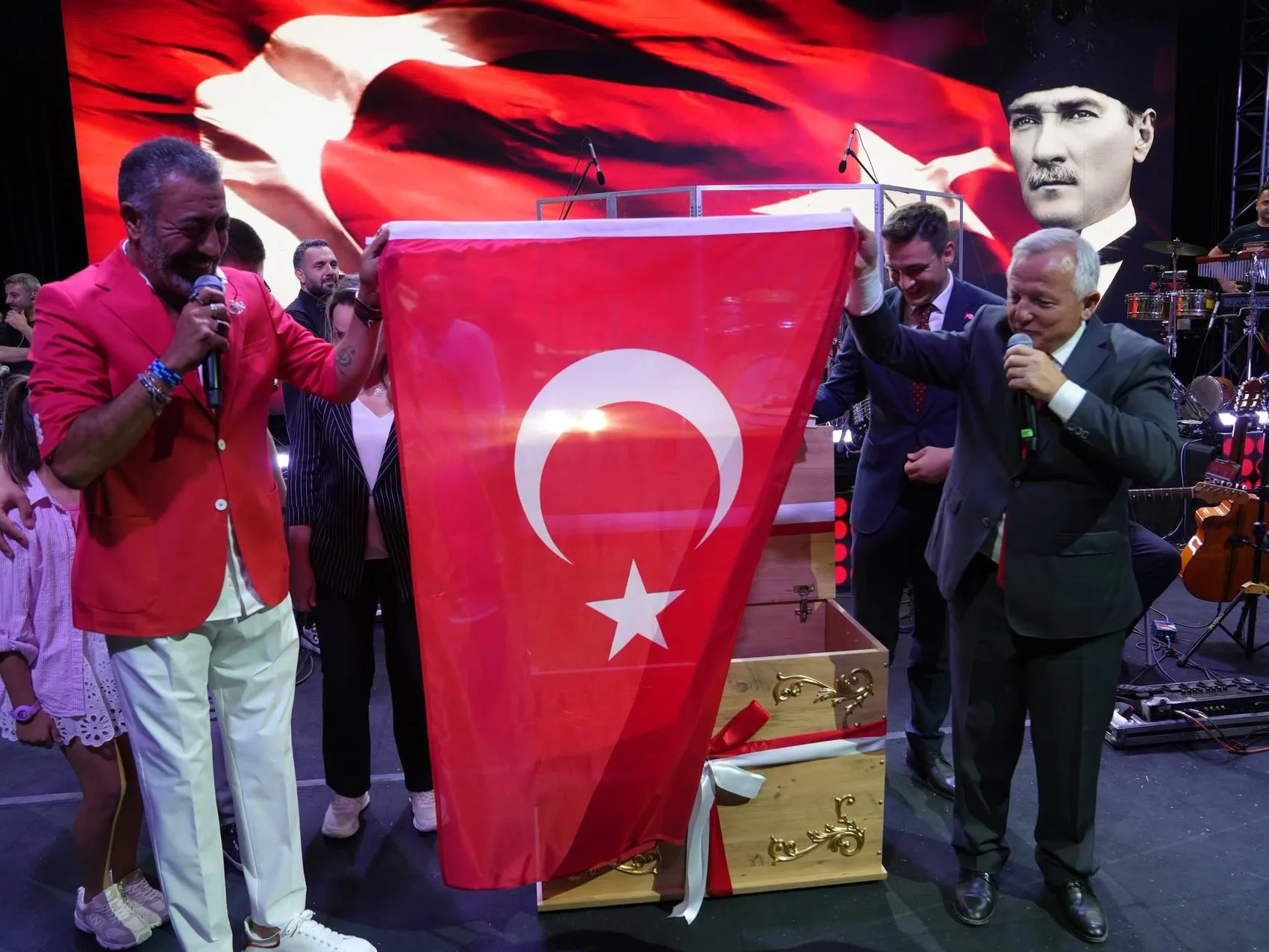 Hakan Altun'a İpsala'da sürpriz hediye: Bekarlığına vurgu yapıldı
