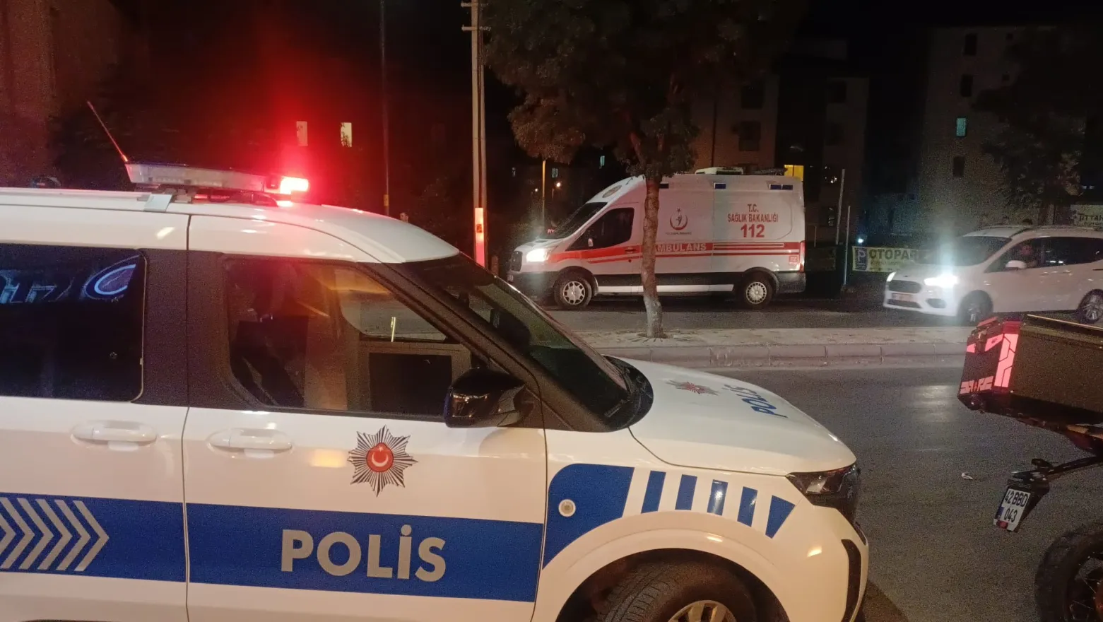 Kaldırımda yol verme kavgası kanlı bitti, bir kişi bıçaklandı