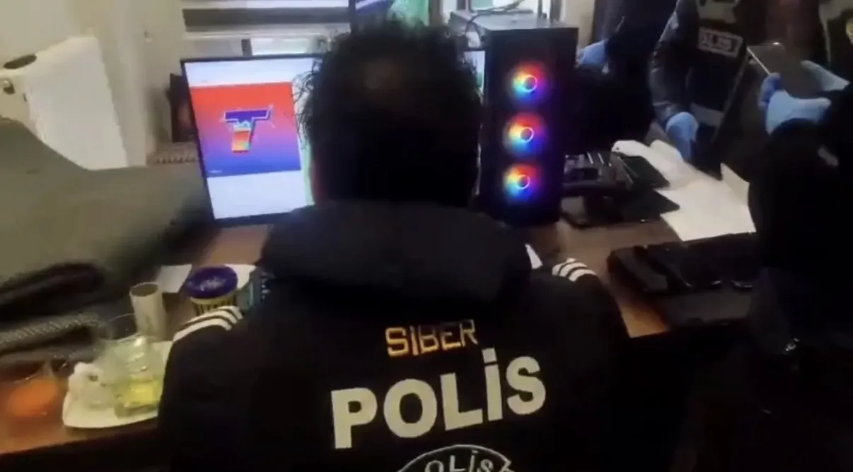 Acılı ailelere siber şantaj yapan şebeke çökertildi