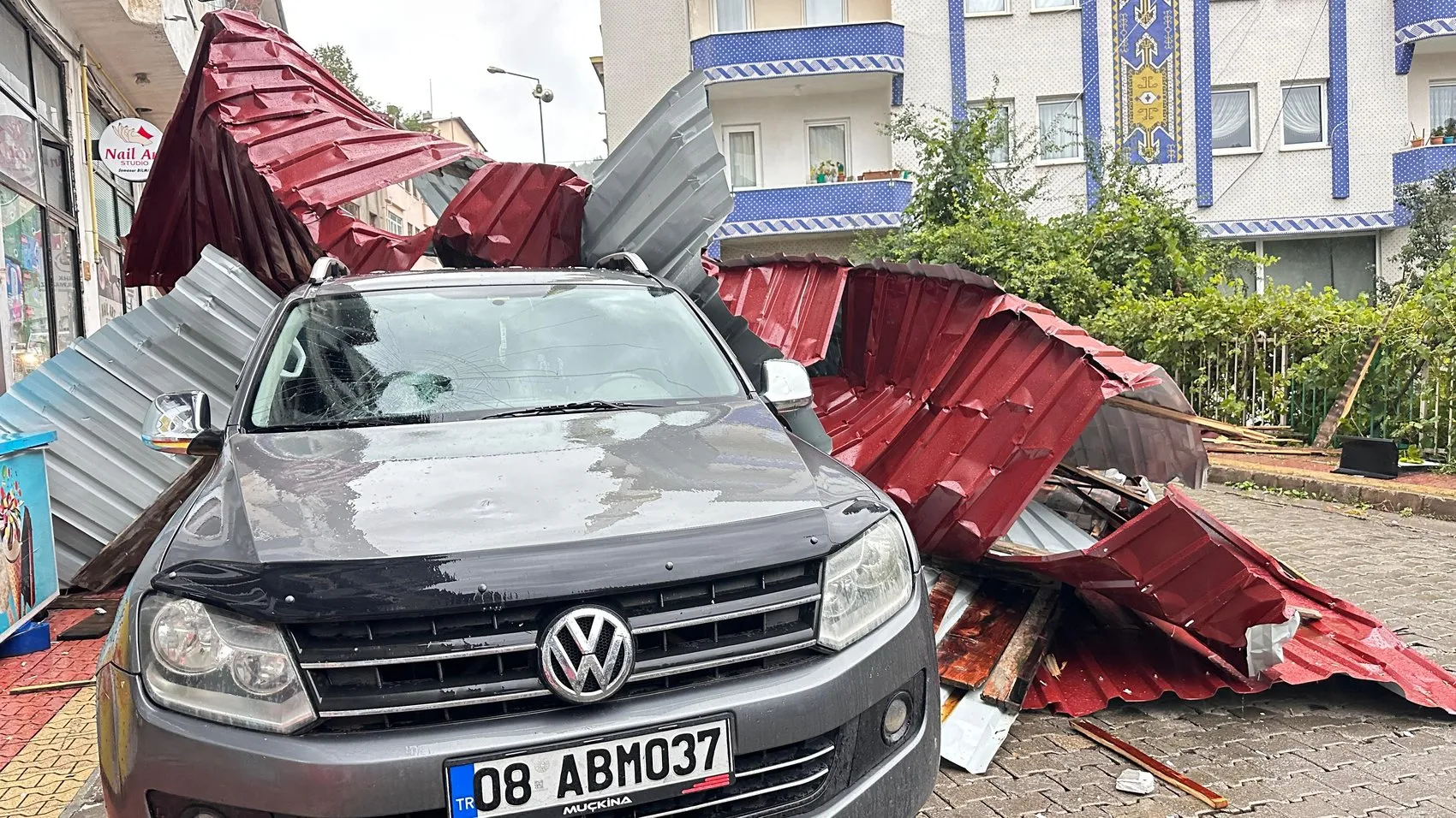 Ölümden saniyelerle döndü: Çatıdan indiği an kıyamet koptu