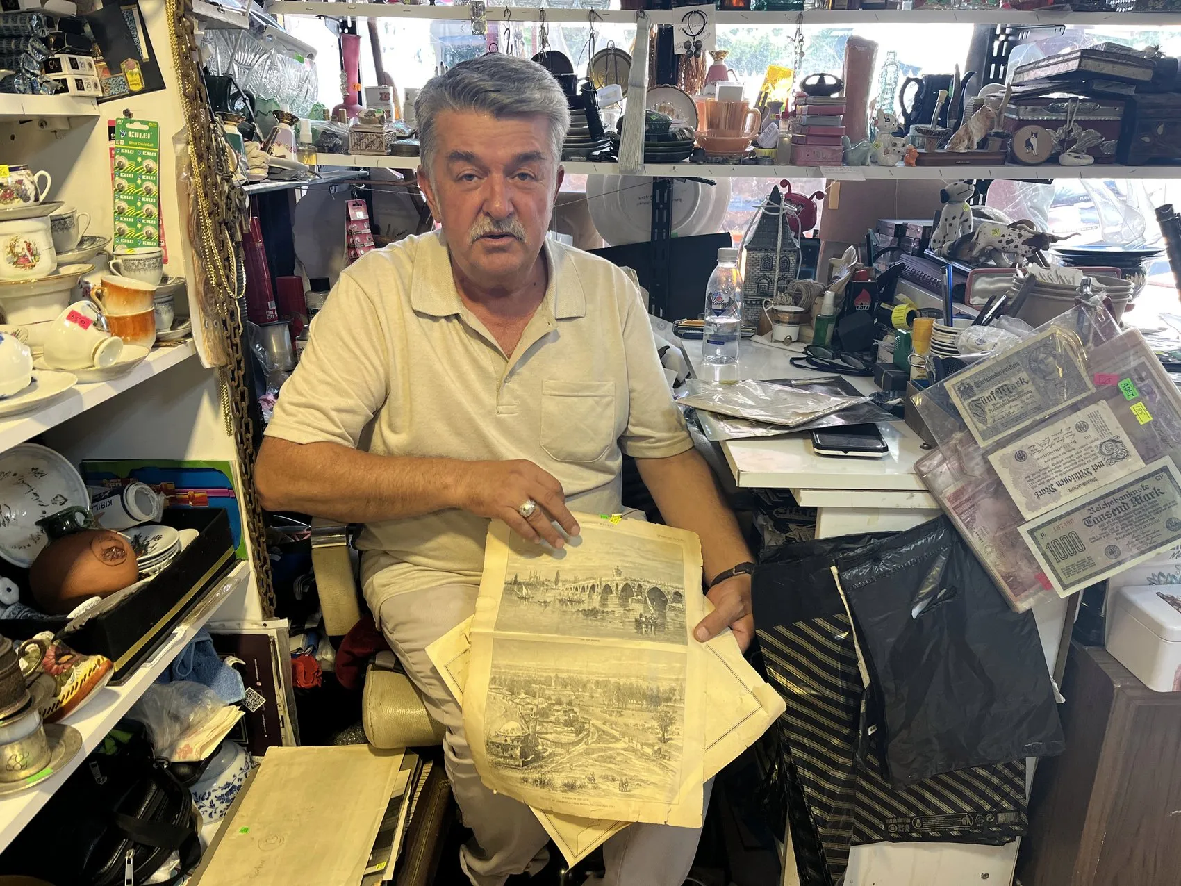 Otel müdürü 49 yılda 10 bin parça topladı, 4 binini dükkanda sergiliyor