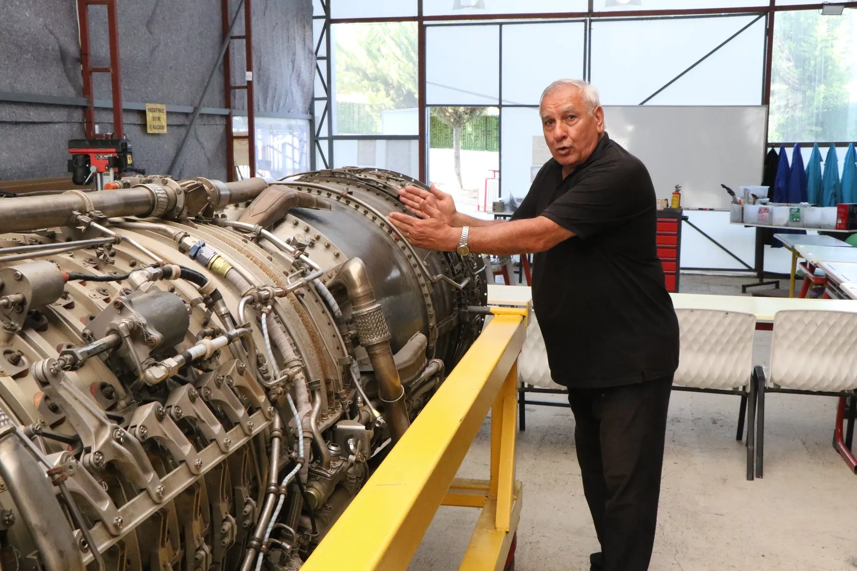Samsunlu öğrenciler F-4 savaş uçağı motorunu söküp takıyor