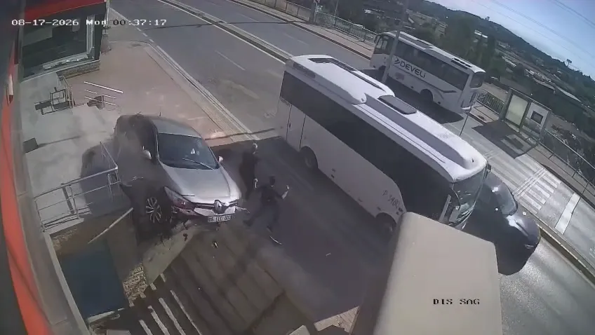 Darıca'da merdiven boşluğuna uçan otomobilden saniyelerle kurtuldular
