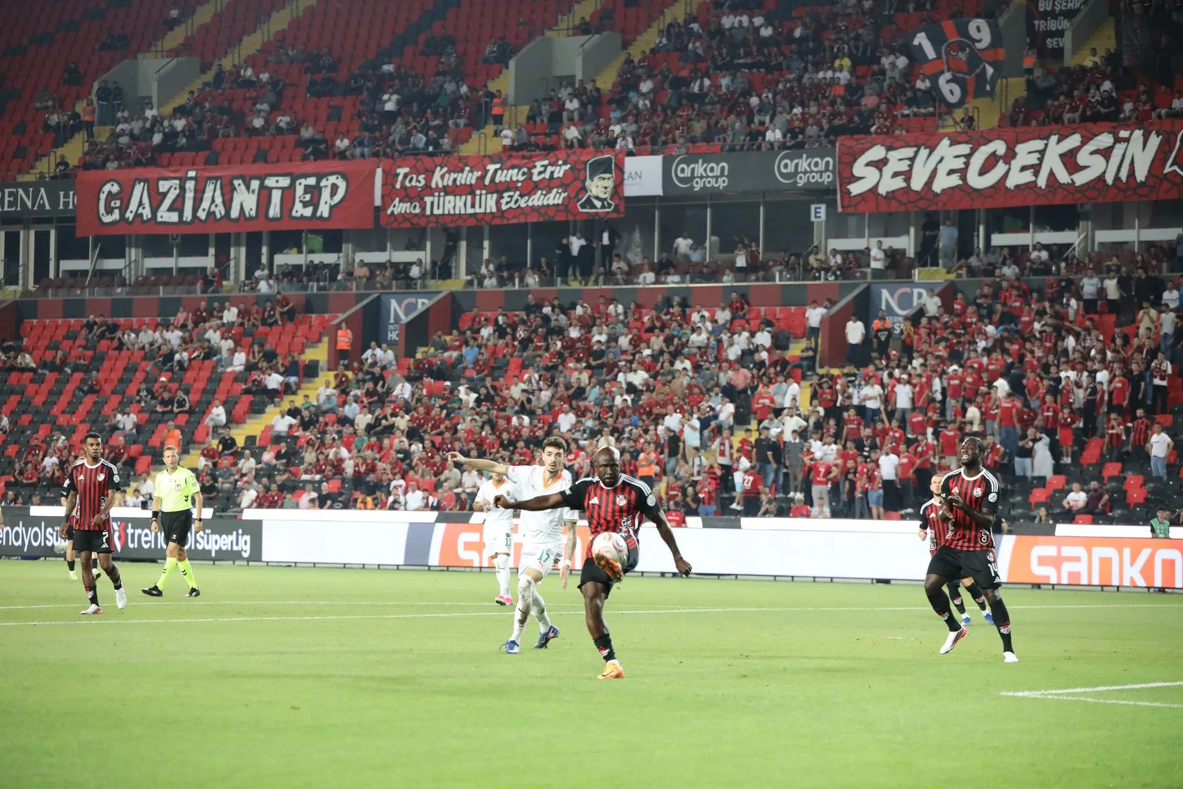 Gaziantep FK ve Alanyaspor mücadelesinden kareler